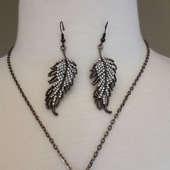 Jeweled Feather Motif Pendant Necklace and drop Earrings - Picture 4 of 5